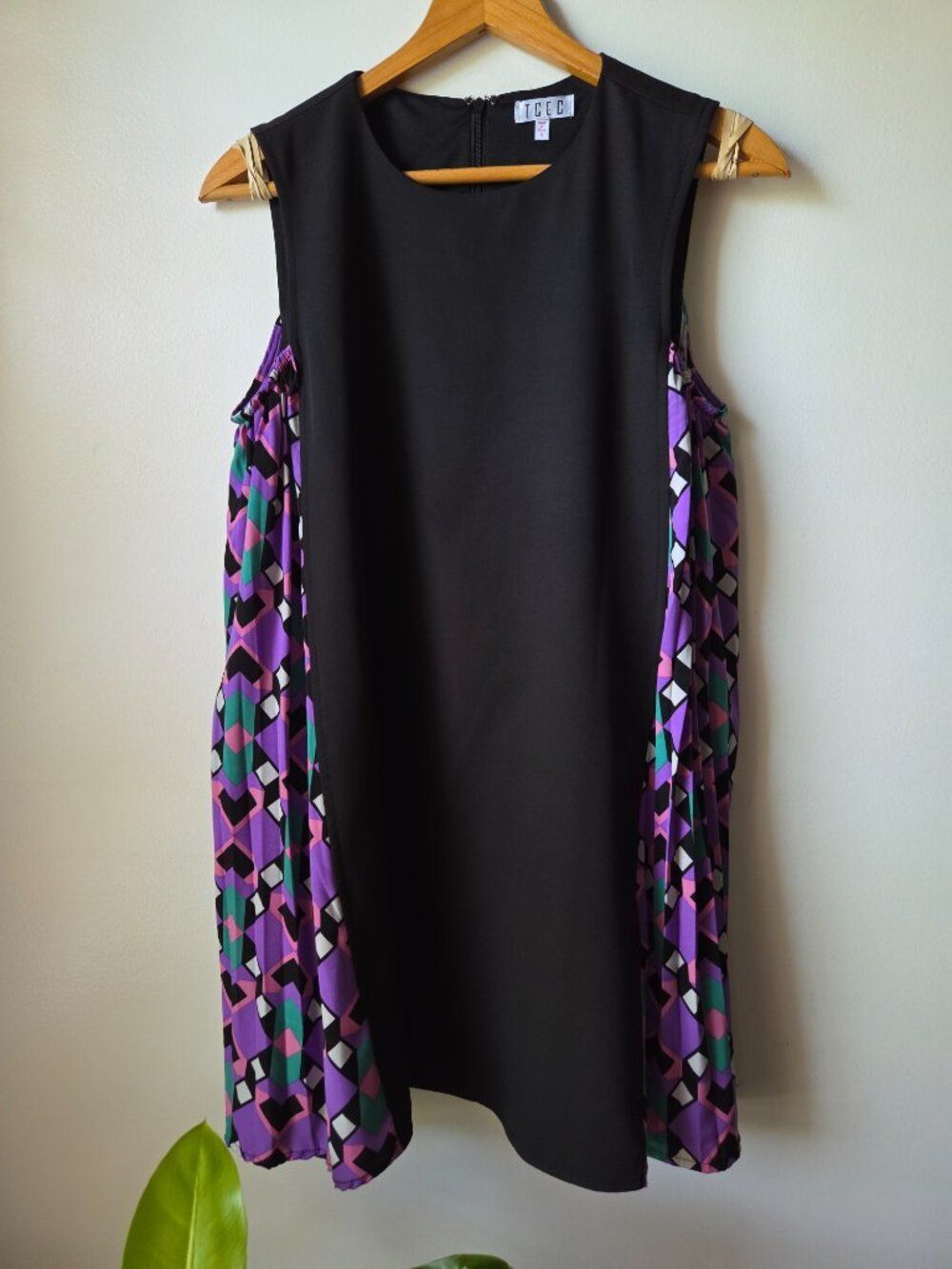 EUC LIKE NEW TCEC BLACK AND GEOMETRIC PRINT SWING SHORT DRESS SIZE SMALL - Picture 3 of 16